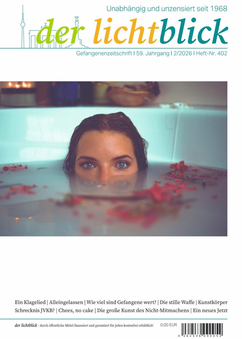 Frau mit Blick über die Wasseroberfläche in einem hellen Raum.